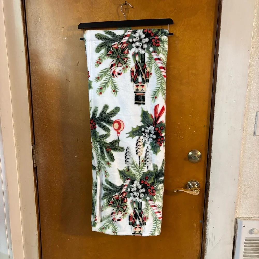 Christmas Holiday Throw blanket. NEW oversized 60 x 70